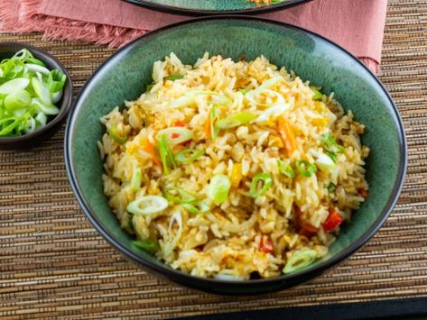 Egg Fried Rice Recipe, Vegetable Fried Rice Recipe, Jet Tila, Making Fried Rice, Egg Fried Rice, Vegetable Fried Rice, Fried Vegetables, Fried Rice Recipe, Asian Cooking