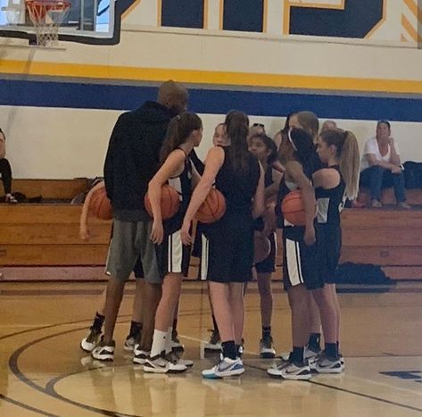 Basketball Coach Aesthetic, Basketball Vision Board, Basketball With Friends, Basketball Vibes, Basket Girl, Mamba Forever, Basketball Aesthetic, Basketball Moves, Ball Aesthetic