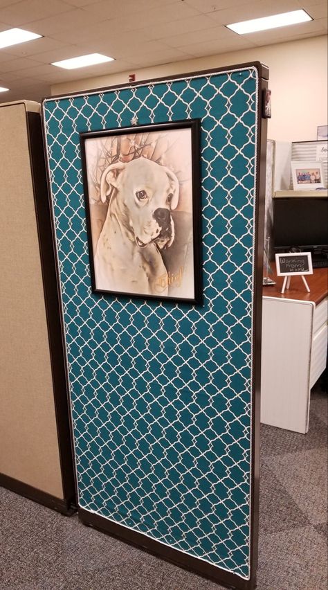 Chic Cubicle Decor, Office Cubicle Decor Ideas, Cubicle Wallpaper, Diy Cubicle, Cubicle Door, Work Cubicle Decor, Basement Home Office, Cubicle Ideas, Cubicle Design