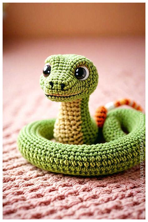 Crochet Snake Amigurumi Free Pattern Crochet Free Snake Pattern, Crochet Cobra Free Pattern, Crochet Toys Free Patterns Animals, Plush Yarn Crochet Ideas, Crochet Snakes Free Pattern, Amigurumi Snake Free Pattern, Crochet Snake Pattern Free, Knitted Snake, Crochet Snakes