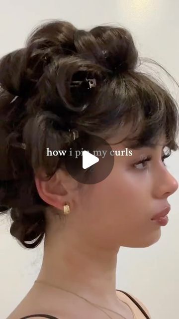 Agathe Renou on Instagram: "How I style my hair w pin curls 🎀
Products:
@crownaffair hair towel
@theinnatelife hairbrush 
@kerastase_official premiere serum
@colorwowhair dream coat spray
@kenraprofessional volume mousse extra 17
@dysonbeauty airwrap with 1.6 in barrel
@matrix vavoom hairspray
& duck bill clips from amazon" Setting Curls With Clips, Agathe Renou, Curls Products, Volume Mousse, Style My Hair, Duck Bill, Beauty Parlour, Pin Curls, Hair Towel