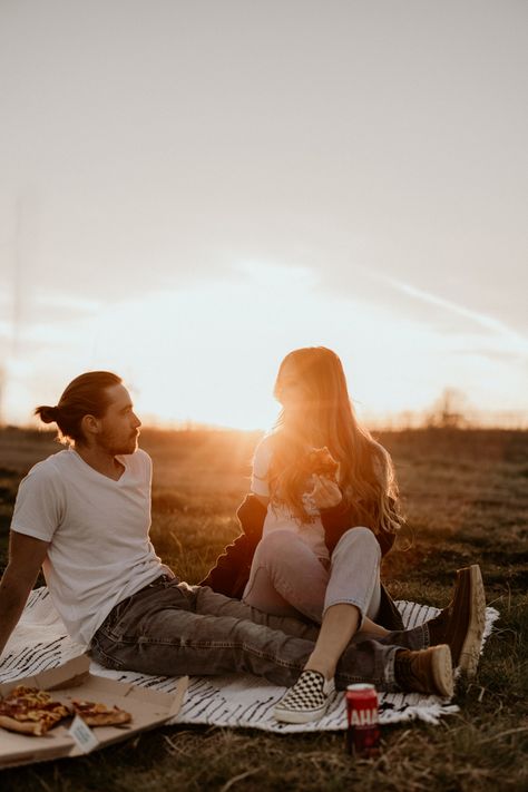 Couples posing, couples photoshoot at sunset, photoshoot at golden hour, pizza photoshoot, date night photoshoot Pizza Date Night Photoshoot, Date Night Photoshoot Ideas, Pizza Picnic Photoshoot Couple, Pizza Family Photoshoot, Couples Date Night Photoshoot, Engagement Photos With Pizza, Pizza Picnic Photoshoot, Pizza Date Photoshoot, Pizza Couple Photoshoot