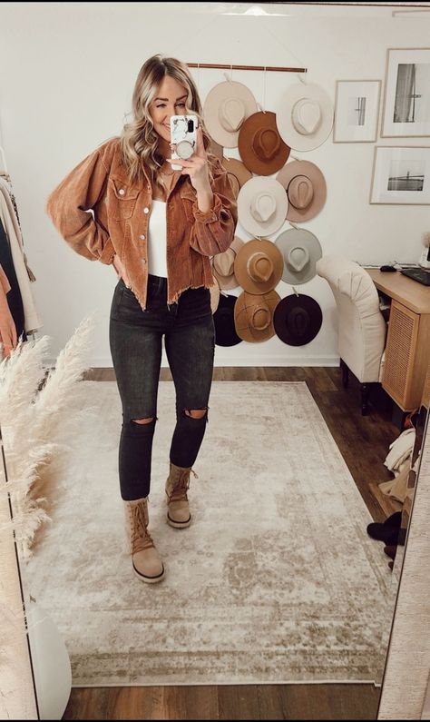 Cute Fall Inspired Outfits, Fall Layering Outfits Women, Boho In Winter Outfit, Nashville Inspired Outfits Winter, Fall Outting Outfits, Cute Fall Date Outfits For Women, Plaid Winter Outfits For Women, 68 Degree Weather Outfit Work, Dressing In Your 30's Outfits Edgy