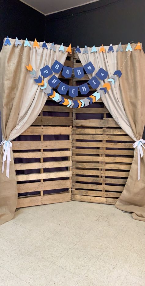 DIY wood pallet photo booth backdrop with custom banner for tribal boho boy baby shower Pallet Backdrop Baby Shower Ideas, Pallet Baby Shower Decor, Wood Pallet Photo Backdrop, Pallet Photo Booth, Baby Shower Backdrop Diy, Pallet Photo Backdrop, Diy Baby Shower Backdrop, Baby Shower Photo Backdrop, Pallet Backdrop