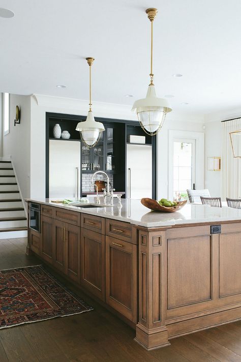 Neutral Transitional Kitchen Design Stained Kitchen Cabinets, Transitional Kitchen Design, Classic Kitchen, Kitchen Farmhouse, Stunning Kitchens, Transitional Kitchen, Large Kitchen, Wood Kitchen, Beautiful Kitchens