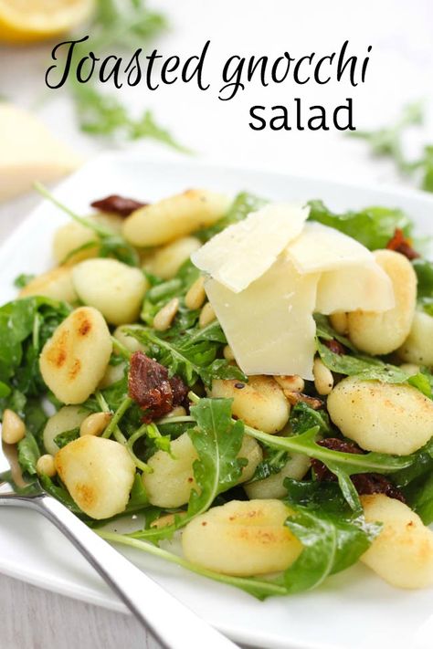 Toasted gnocchi salad with pine nuts and sun-dried tomatoes - this is a much lighter way to serve gnocchi, which can sometimes feel really heavy! Toasted Gnocchi, Gnocchi Salad, Simple Vegetarian Recipes, Ricotta Gnocchi, Homemade Gnocchi, Gnocchi Recipes, Yummy Salad Recipes, Easy Cheesy, Sun Dried Tomatoes