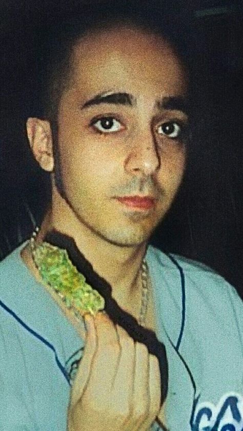 Daron Malakian 90s, Daron Malakian, System Of A Down, Popular People, Minecraft Skin, Go Outside, Spiders, Cool Bands