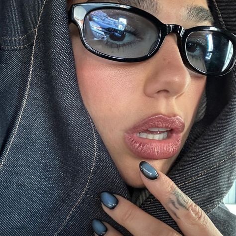 Dua Lipa - IG Post April 27, 2024 - #nails #sunglasses #lips #tats Dua Lipa Nails 2024, Dua Lipa Sunglasses, Dua Lipa Nails, Duo Lipa, Icon Celebrities, Girly Glasses, Makeup With Glasses, Celebrity Glasses, Celebrities With Glasses