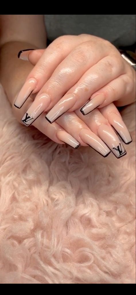 Louis vuitton Lv Nail Designs Short, Nails Acrylic Louis Vuitton, Louis Vuitton Nails Coffin, Designer Acrylic Nails Lv, Louis Vuitton Nails Short, Ysl Nails Design, Uñas Louis Vuitton, Chanel Acrylic Nails, Designer Nails Louis Vuitton