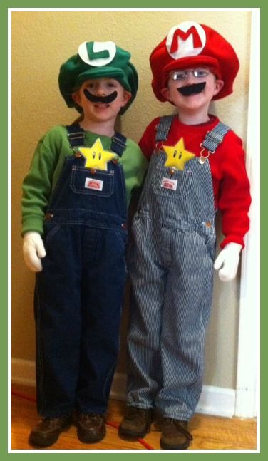 I hope you have been loving the DIY costumes that we have been showing you. This costume idea was submitted by reader, Kristin. She had a great idea on how to make Luigi and Mario Costumes. I just LOVE this idea because you don't really need to be very crafty at all! Items needed: Green and Red Sweatshirts or Long sleeve shirts White gloves (2 for $2 at Walmart I believe) Overalls (check goodwill or borrow from a friend) Paper Star - print it off the internet Red, Green and White felt to make Easy Diy Kids Costumes, Mario Costume Diy, Easy Homemade Costumes, Mario Costumes, Mario Halloween Costumes, Easy Diy Kids, Luigi Costume, Mario Costume