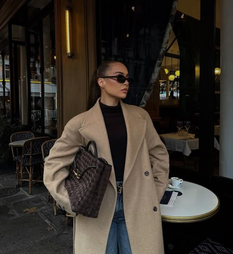 Outfits With Beige Trench Coat, Winter Outfits Beige Coat, Beige Coat Winter Outfit, Beige Trench Coat Outfit Winter, Ootd Trench Beige, Beige Trench Coat Outfit Spring, Beige Trench Coat Outfit Fall, Beige Coat Outfit Casual, Spain Outfit Ideas Winter