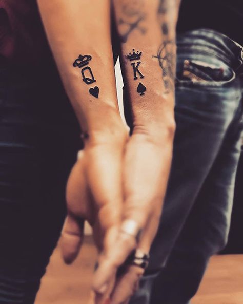 30 Top Design Ideas For Couple King And Queen Tattoos Fernweh Tattoo, Design Tatuaje, Taustakuva Iphone Disney, Him And Her Tattoos, Best Couple Tattoos, Tato Jari, Couple Matching Tattoo, Cute Couple Tattoos, Couple Tattoos Unique