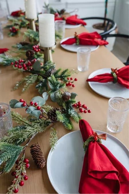 Christmas Table With Garland, Christmas Table Decorations Red Green, White And Red Christmas Table Decor, Christmas Garland On Table, Red White Christmas Table Decor, Christmas Table Red And White, Christmas Table Red And Green, Red Christmas Tablescapes, Green And Red Christmas Table Decor