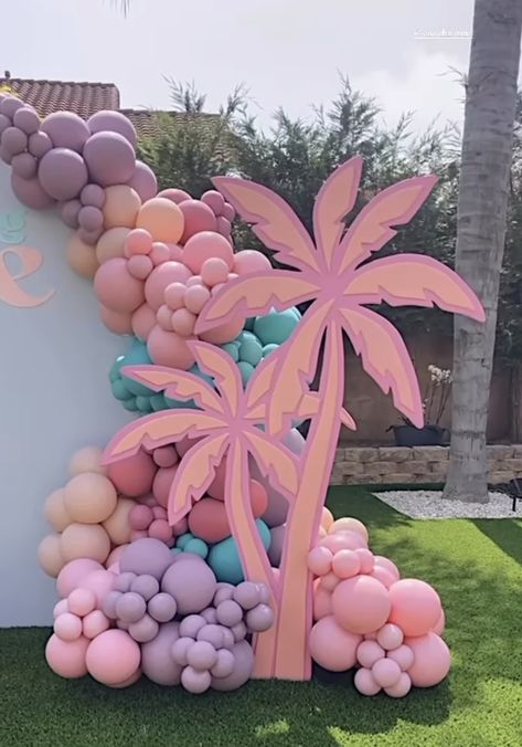 Coachella Bday Party, Pool Party Backdrop Ideas, California Party Theme, Pool Party Balloon Arch, Beach Barbie Birthday Party, Stitch Pool Party, Palm Beach Party, Barbie Backdrop, Tropical Barbie