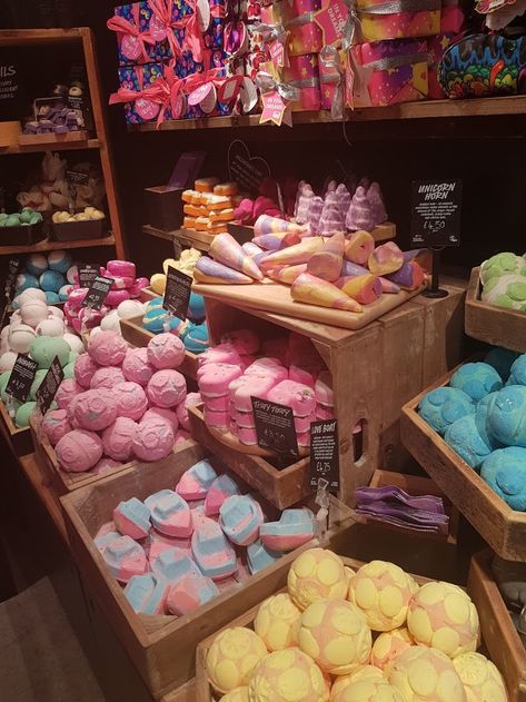 Lush Aesthetic, Bath Boms, Lush Christmas, Bath Aesthetic, House Smell Good, Lush Products, Lush Bath, Lush Cosmetics, Dream Bath