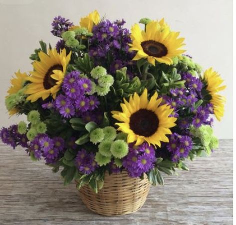 Basket Of Sunflowers, Sunflower Floral Arrangements, Basket Flower Arrangements, Sunflower Arrangements, Sunflowers And Daisies, Fall Flower Arrangements, Creative Flower Arrangements, Flower Vase Arrangements, Cemetery Flowers