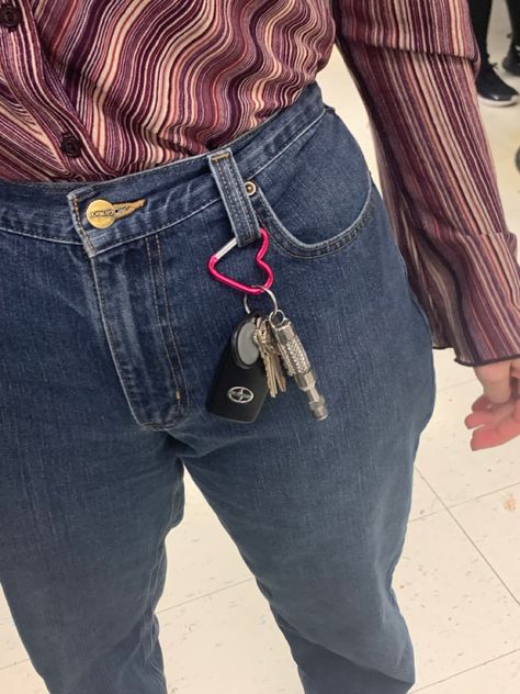 Caribeaner Keychain Outfit, Pants Keychain Ideas, Carabiner On Jeans, Carabiner Keychain Outfit, Keys On Pants, Carabiner Aesthetic, Keychain On Pants, Carabiner Outfit, Carabiner Keychain Aesthetic