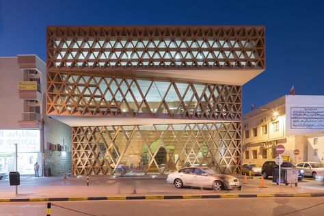 The Khalifeyah Library was one of the first public libraries in Bahrain when it opened in 2016. #dwell #modernlibrarydesign #moderndesign Library Facade Design, Library Japan, Public Library Architecture, Library Concept, Iwan Baan, Public Library Design, Library Architecture, Modern Library, Modern Architecture House