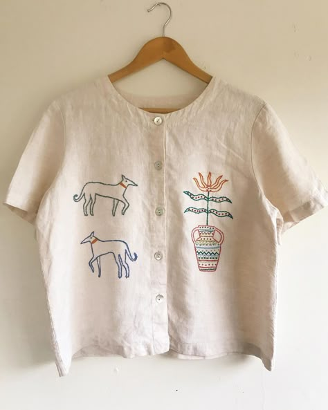 Linen Embroidery Top, Embroidery Linen Shirt, Hand Embroidery Inspiration Clothing, Embroidery Art Ideas, Button Up Embroidery, Upcycle Clothes Embroidery, Embroidered Shirt Ideas, Embroider Clothing, Hand Embroidery On Clothes