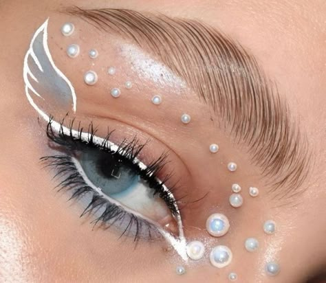 White Angel Makeup Looks Halloween, Kokomi Makeup, Angel Eye Makeup, Angel Halloween Makeup, Snow Makeup, Halloween Smink, Devil Makeup, Angel Makeup, Princess Makeup