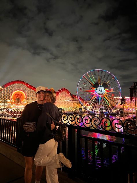 Cute Disneyland Pictures Couples, Couples Disney Pictures Ideas, Disney Couple Goals, Disneyland Picture Ideas Couples, Couple Poses Disneyland, Family Disney Photos, Cute Couple Disney Pictures, Couple Outfits Disneyland, Couples Disney Photos