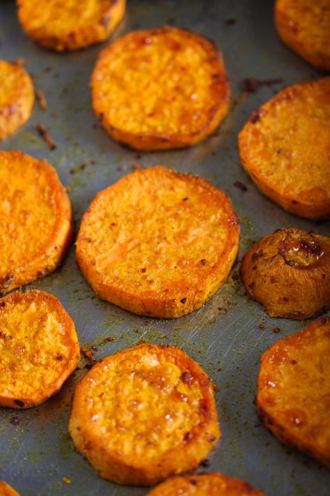 Baked Sweet Potato Rounds, Baked Sliced Sweet Potatoes, Roasted Sliced Sweet Potatoes, Sweet Potato Rounds Baked, Sweet Potato Medallions, Sweet Potato Slices Baked, Sliced Sweet Potatoes In The Oven, Sliced Sweet Potato Recipes, Baking Sweet Potatoes In Oven