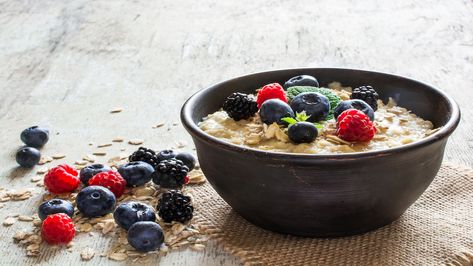 The reason for your hunger may be because you are eating foods that digest very quickly and leave your stomach growling. Try these to keep you full. How To Make Porridge, Nordic Diet, Energy Boosting Foods, Oatmeal Porridge, Oatmeal Diet, Diet Breakfast, Power Foods, Raw Vegetables, Food Help