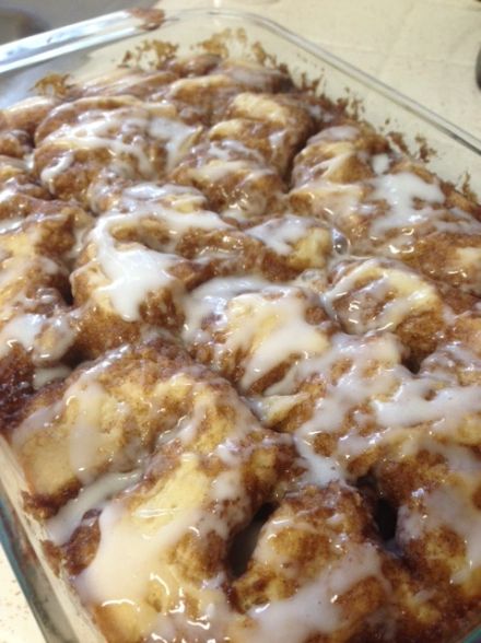 Cinnamon Roll Coffee Cake………….. Cinnabon Cinnamon Roll Cake, Cinnamon Bun Cake, Bars Dessert, Coffee Cake Recipes Easy, Bun Cake, American Foods, Cinnamon Coffee Cake, Cinnamon Roll Cake, Breakfast Sweets