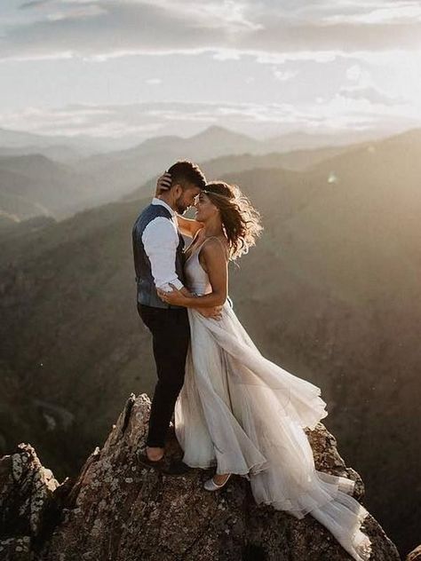 Breath-taking Mountain Wedding Photo Ideas Mountain Wedding Photos, Wedding Dress Organza, Siluete Umane, Aline Wedding Dress, Mountain Bride, Stella York, Wedding Dresses Satin, Wedding Dresses Strapless, Photo Couple