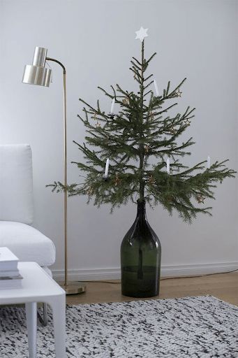 How to style your home for Christmas, minimal Christmas décor ideas, Christmas tree, Scandinavian Christmas styling #Christmastree #Christmas #Christmasstyling #Christmasdécor #scandi #scandichristmas #styling Simple Christmas Tree Decorations, Julkransar Diy, Natal Natural, Navidad Natural, Minimalist Christmas Decor, Small Christmas Tree, Scandinavian Christmas Decorations, Minimal Christmas, Simple Christmas Tree