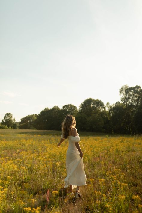 Grassy Field Senior Pictures, Long White Dress Senior Pictures, Field Dress Photoshoot, Dress In A Field Photoshoot, Photoshoot Ideas In Field, Dreamy Field Photoshoot, Senior Pictures In Flowers, Senior Pic Outfit Ideas Summer, Documentary Senior Pictures