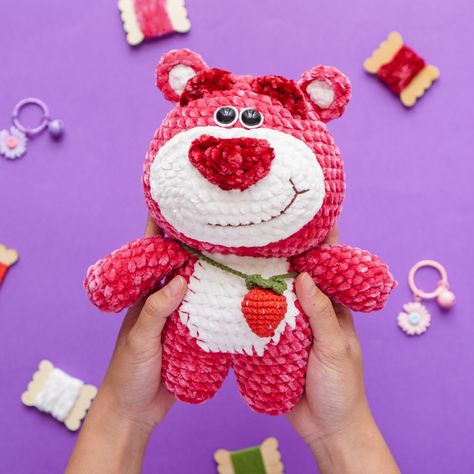 Lotso Toy Story, Lotso Bear, Disney Crochet, Bear Crochet Pattern, Easy Crochet Animals, Crochet Disney, Beginner Crochet Tutorial, Bear Crochet, Crochet Shop