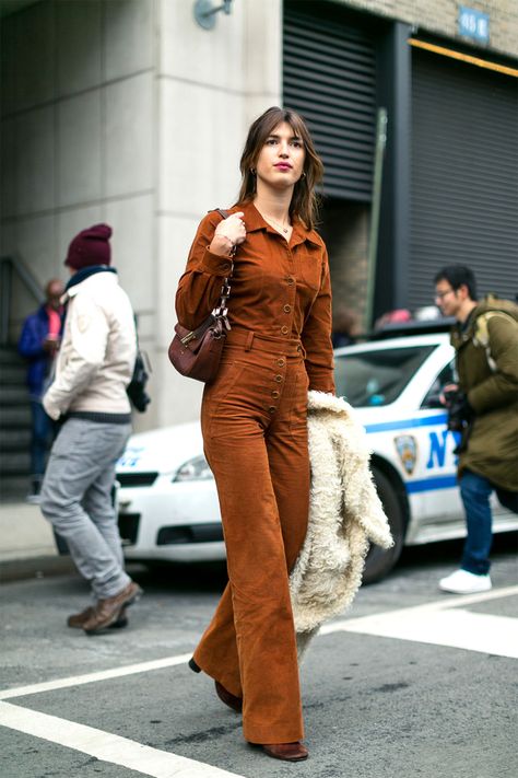 Chique Outfit, 70s Inspired Fashion, Mode Costume, 70s Outfits, Jeanne Damas, Street Style 2017, Moda Retro, Looks Street Style, Mode Inspo