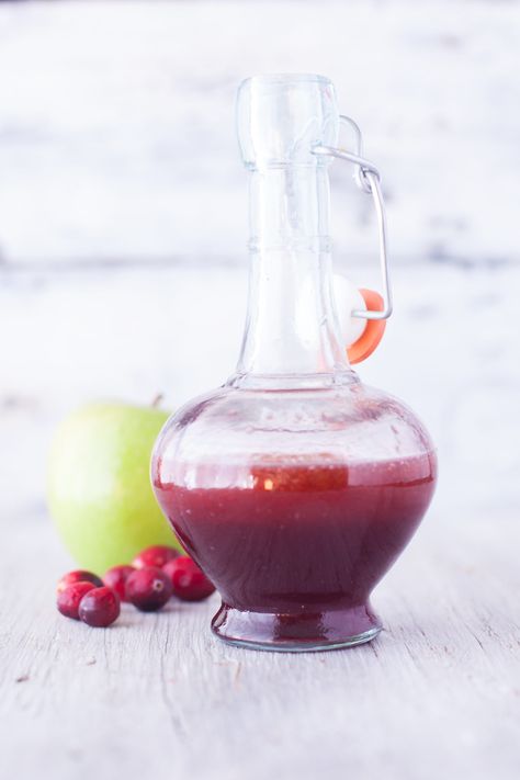 Cranberry Juice Benefits, Cranberry Vinaigrette, Cranberry Benefits, Juice For Skin, Easy Salad Dressing, Cranberry Salad, Vinaigrette Recipe, Salad Dressing Recipes Homemade, Cranberry Sauce Homemade