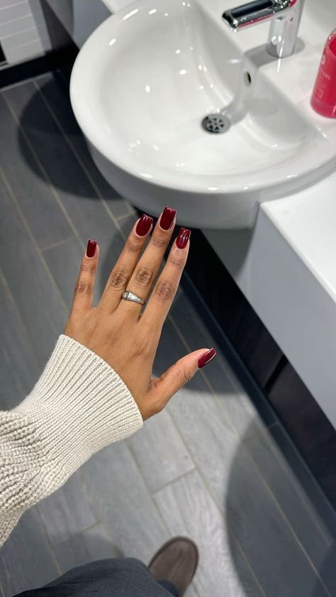 Dark Cherry Red Nails Design Square, Short Square Burgundy Nails, Short Square Dark Red Nails, August Square Nails, Autumn Nails Square Short, Autumn Nails Burgundy, Burgundy Nails Square, Wine Fall Nails, Red Autumn Nails