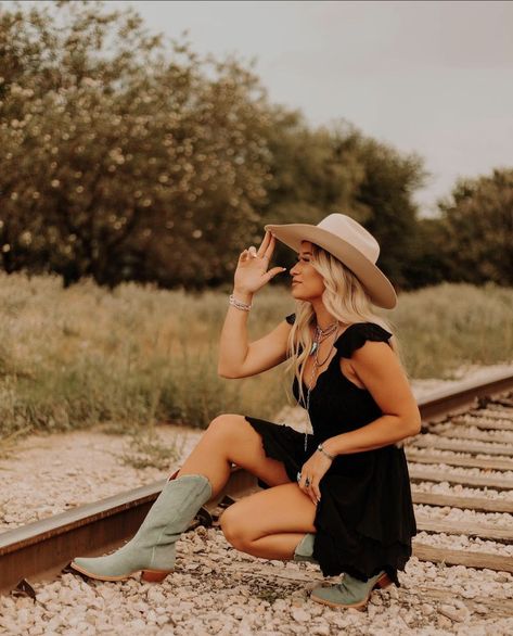 Cowgirl Pics Ideas, Hot Senior Picture Ideas, Senior Picture Ideas With Hats, Senior Pictures With Cowgirl Hat, Winery Photoshoot Single, Summer Western Senior Pictures, Western Outfits Women Senior Pictures, Boho Country Photoshoot, Western Spring Senior Pictures