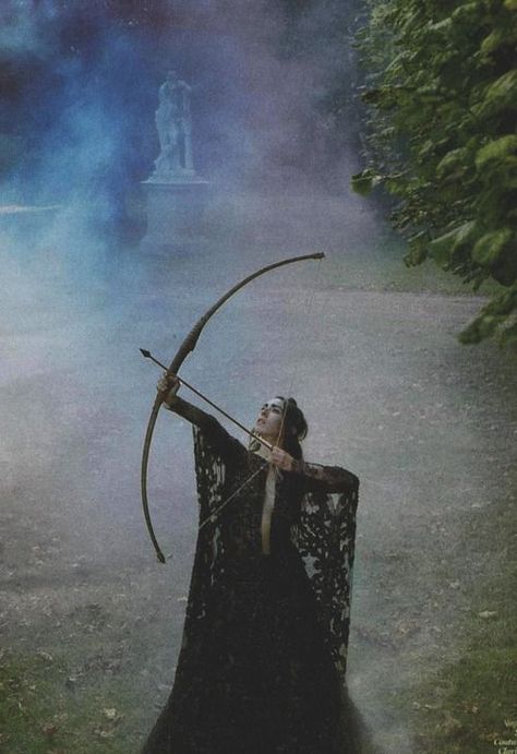 Faunalyn Aimed her bow at the pale orc and was wiry trying not to hit Túgnaer. She let her arrow fly taking the chance. Her arrow hit someone they let out a howl and blood dripped of the building.. it wasn't black.. it was red. Faunalyn felt her heart sink as she run into the building and up the stairs. Fortes Fortuna Adiuvat, Mists Of Avalon, An Arrow, Bow And Arrow, Witchy Woman, Warrior Princess, Foto Inspiration, Elie Saab, Archery