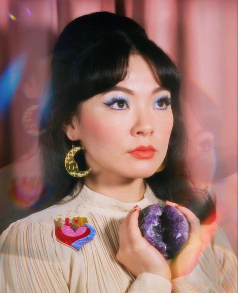 1970s Witch Aesthetic, Witch Reference Photo, 1970s Witch, Petra Aesthetic, Fortune Teller Aesthetic, Groovy Goth, Tarot Photoshoot, 60s Witch, The Love Witch Aesthetic