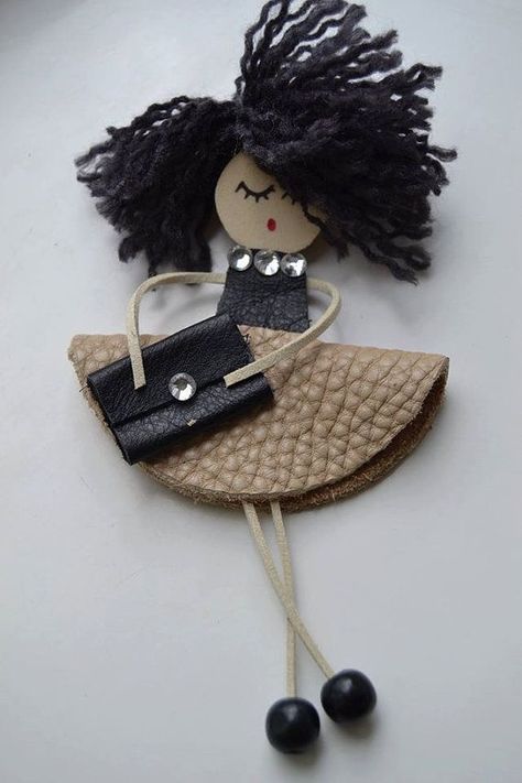 فن النسيج, Pinterest Summer, Doll Brooch, Desain Quilling, Brooches Handmade, Fairy Dolls, Felt Dolls, Doll Crafts, Dresses Summer