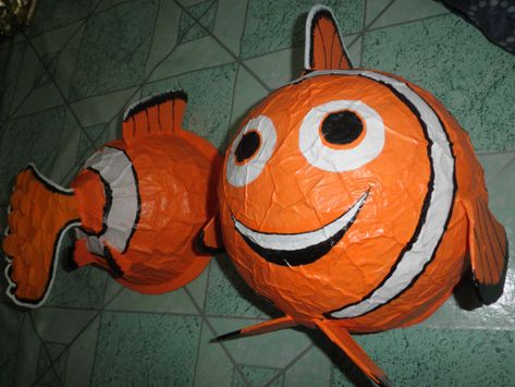 DIY: How to make paper mache costume – The life of a runner Paper Mache Balloon, Balloon Fish, Diy Halloween Gifts, Fishing Birthday Party, Making Paper Mache, Paper Mache Letters, Paper Mache Animals, Piñata Ideas, Fairy Birthday Party