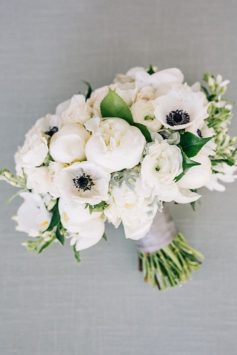 Ranculus Flowers Bouquet, Classic Bouquet Wedding, Classic Wedding Florals, Spring Wedding Bouquets Peonies, White Anemone Bouquet, Classy Wedding Ideas, White Bridal Bouquets, Anemone Bridal Bouquet, All White Bridal Bouquet