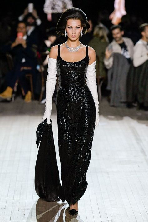 Marc Jacobs Herbst/Winter 2020-2021 Ready-to-Wear - Fashion Shows | Vogue Germany Stile Casual Chic, 90s Runway Fashion, Runway Fashion Couture, Runway Outfits, 2025 Fashion, Vogue Russia, Modieuze Outfits, Black Gown, Fashion Designs