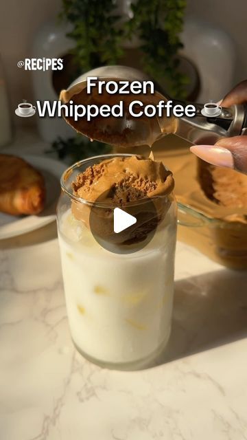 Hot Breakfast Drinks, Frozen Whipped Coffee Recipe, Frozen Whipped Coffee, Ice Cream Coffee Recipe, Frozen Coffee Drinks Recipes, Hot Coffee Recipes, Drink Hacks, Ninja Coffee Bar Recipes, Whipped Coffee Recipe