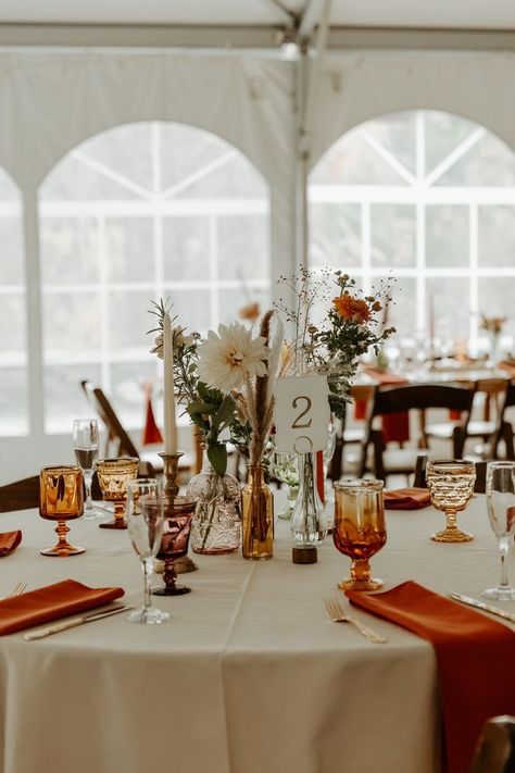 Best Fall Wedding Colors, Fall Wedding Table Settings, Wedding Table Setting Ideas, Fall Wedding Color Ideas, Orange Wedding Decorations, Round Wedding Tables, Fall Wedding Tables, Round Table Decor, Wedding Table Setting