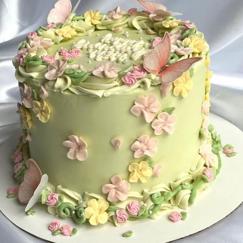 I have been really obsessed lately with piping these flowers, idk what they’re called. They kind of look like cherry blossoms to me.… | Instagram Thanksgiving Desserts Cake, The Secret Garden Book, 27th Birthday Cake, Fairies And Butterflies, Cherry Blossom Cake, Fairytale Birthday, Secret Garden Book, 17 Birthday Cake, Small Birthday Cakes