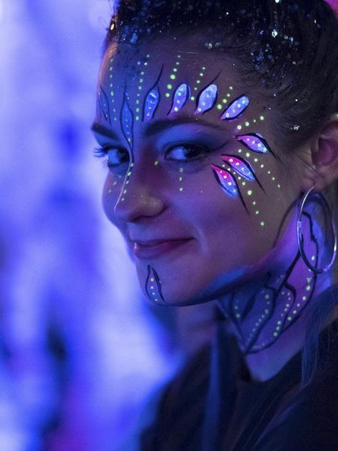 Neon Facepainting, Festival Face Painting, Rave Face Paint, Blacklight Makeup, Glow Face Paint, Black Light Makeup, Uv Face Paint, Makeup Carnaval, Neon Face Paint