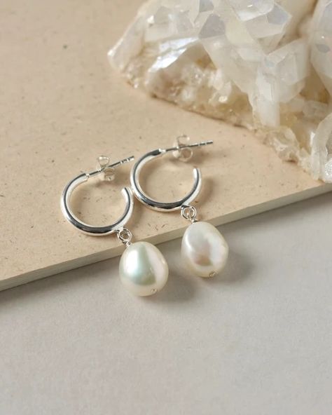 Silver Earrings With Pearls, Minimalist Silver Earrings, Small Pearl Hoop Earrings, Silver Pearl Hoop Earrings, Jewelry Aesthetic Silver, Magpie Jewelry, Modern Pearl Jewelry, Jewellery Aesthetic, Silver Pearl Jewelry