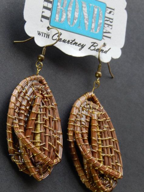 Pine Needle Jewelry | Antique Gold Interlaced Pine Needle Dangle by TheBONDIsReal, $37.50 Pine Needle Earrings, Pine Needle Jewelry, Raffia Ideas, Grass Craft, Straw Jewelry, Pine Straw Baskets, Weaving Jewellery, Pineneedle Crafts, Raffia Crafts