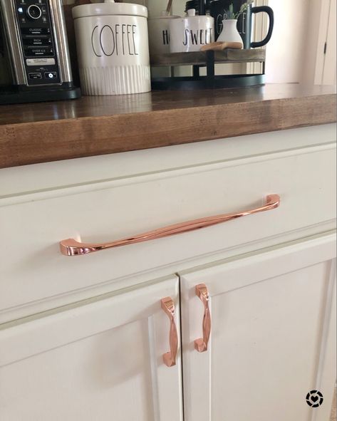 White Kitchen Rose Gold Handles, White And Rose Gold Kitchen Ideas, Rose Gold Cabinet Hardware, Rose Gold Door Handles, Rose Gold Kitchen Cabinets, Rose Gold Kitchen Hardware, Copper Handles Kitchen, Kitchen Colour Combination Ideas, Cream And White Kitchen