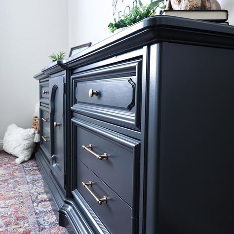 DIY Modern Grey Dresser Diy Gray Dresser Makeover, Painting A Dresser, Retro Patio Furniture, Gray Furniture, Diy Playroom, Grey Dresser, Bedroom Furniture Makeover, Diy Dining Room, Sewing Easy Diy